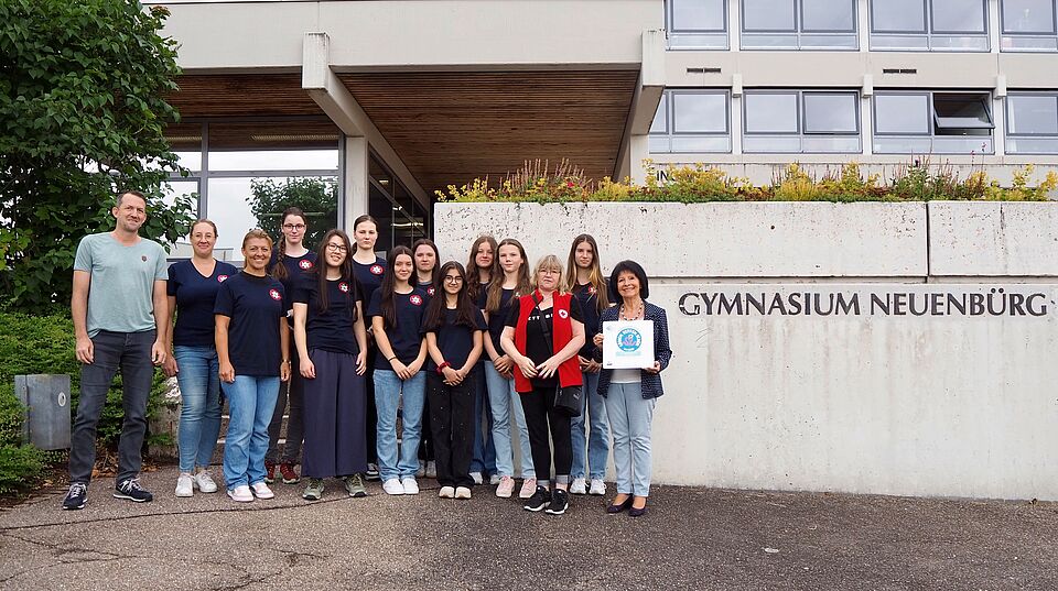 v. l. Nabil Yousfi (kommissarischer Schulleiter),  Julia Wesarg, Lisa Pfaff (Lehrkräfte und Verantwortliche für den Schulsanitätsdienst am Gymnasium Neuenbürg), 3. v. r. Sandra Scheible (Mitarbeiterin für Schularbeit beim DRK-Kreisverband Pforzheim-Enzkreis e. V.) und ganz rechts Ingrid Herrmann (stellvertretende Präsidentin des DRK-Kreisverbands)